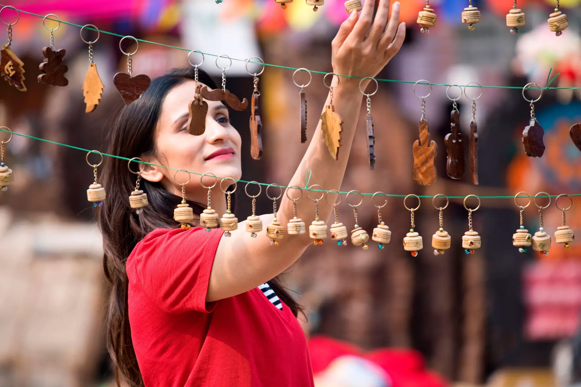 Mujer explorando una feria artesanal en San Martín de los Andes