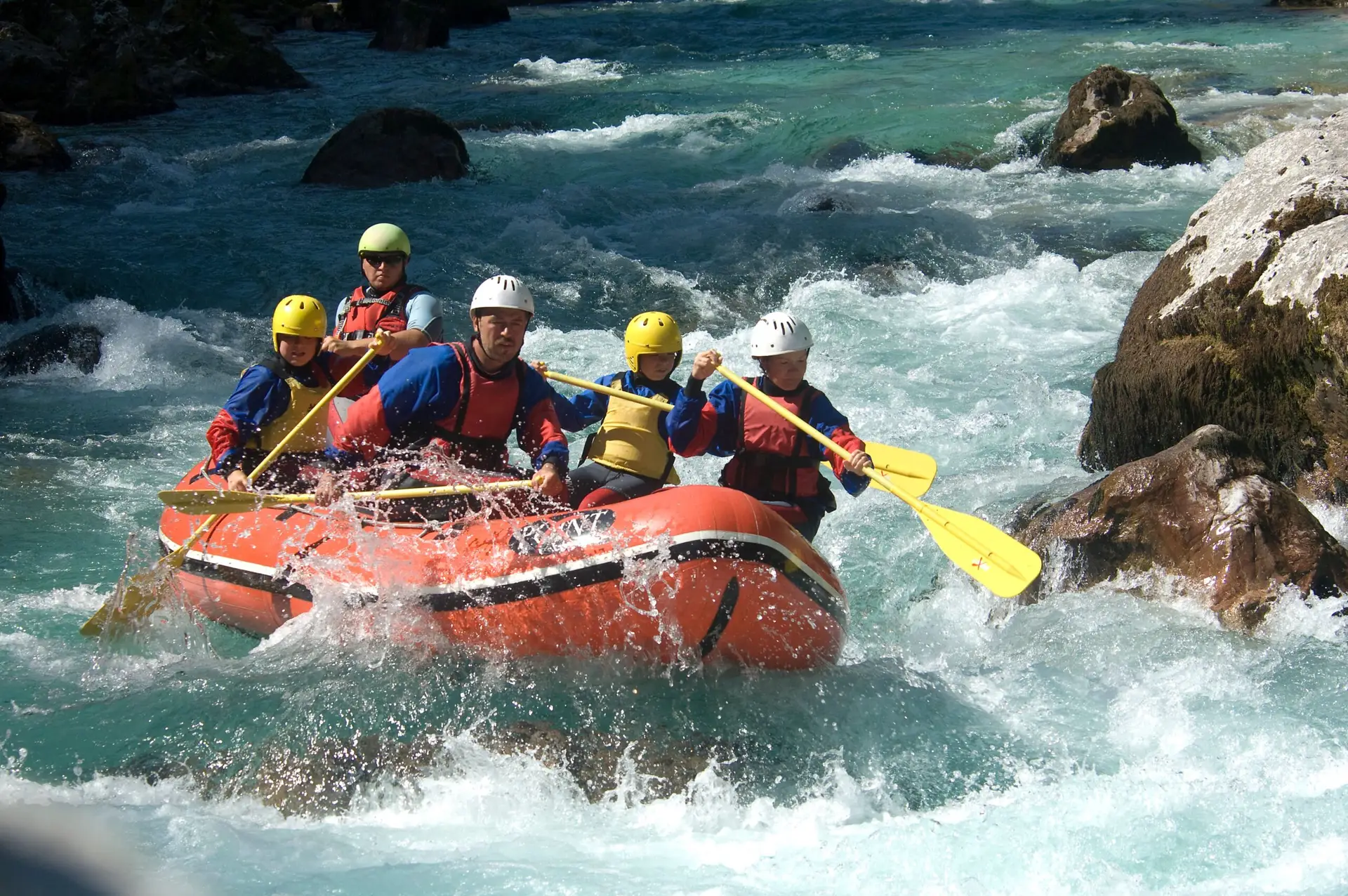 Emocionante aventura de rafting en el río Aluminé en San Martín de los Andes