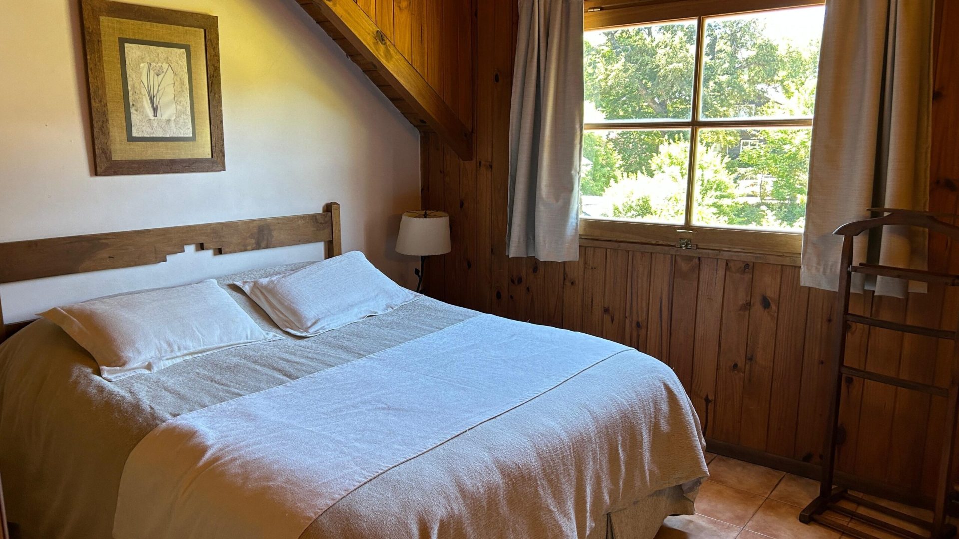 cab 2 cuarto prin Cama cómoda y acogedora en la habitación de un apartamento de Las Cumbres Apart & Suites, brindando un espacio tranquilo y confortable para descansar durante tu estadía en San Martín de los Andes